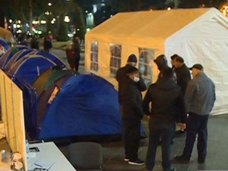 В Грузии протестующие провели ночь в палатках перед зданием парламента