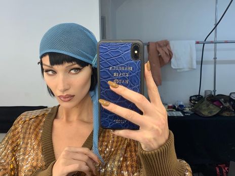 Белла Хадид показала, как позирует для фото в лепестках цветов под струями воды