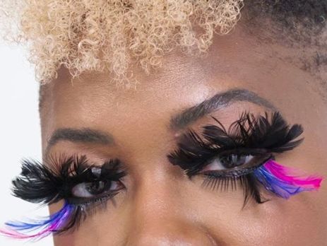 100-летнюю эволюцию оформления ресниц показали в коротком ролике. Видео