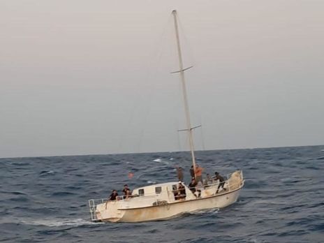У берегов Италии задержали яхту с мигрантами и украинскими моряками