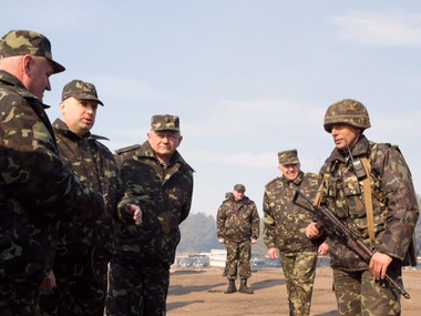 Турчинов и Тенюх разрешили украинским военным в Крыму использовать оружие