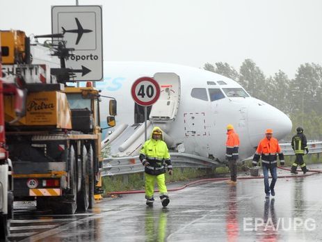 В Италии самолет при посадке вылетел на автотрассу. Фоторепортаж