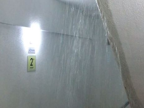 В доме чешских спортсменов в Олимпийской деревне с потолка льется вода