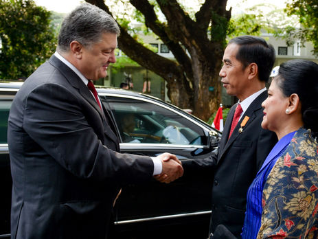Петр Порошенко приветствует президента Индонезии Джоко Видодо