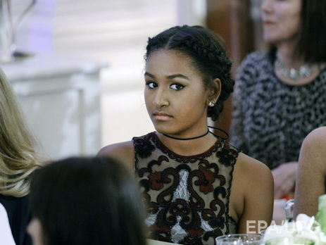 Дочь Обамы работает официанткой в рыбном ресторане в сопровождении шести телохранителей – СМИ