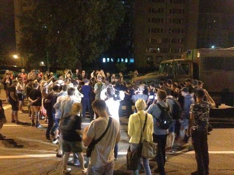 Полиция объявила о подозрении трем участникам беспорядков у суда, рассматривающего дело бойцов 