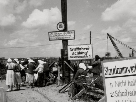 Киевлянка Хорошунова в дневнике 1942 года: Крестьяне хлеб зарывают в землю. Партизанское движение приобрело такие размеры, что немцы бессильны