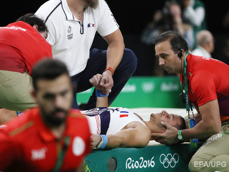 На Олимпиаде 2016 французский гимнаст сломал ногу во время исполнения элемента