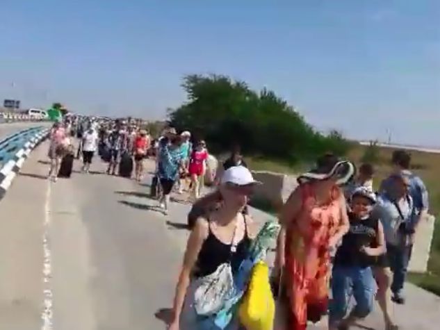 Желающие попасть в оккупированный Крым на "Чонгаре" устроили забег с чемоданами, чтобы занять очередь. Видео