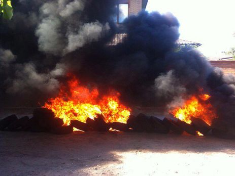 Активисты подожгли шины под домом вице-премьера Розенко 