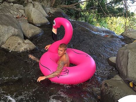 Бибер на отдыхе купается обнаженным