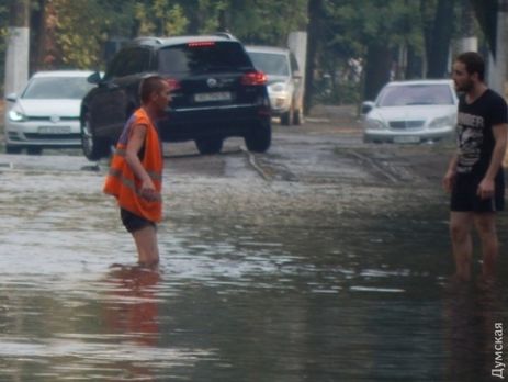 Ураган в Одессе повалил деревья и оставил без света более 80 домов