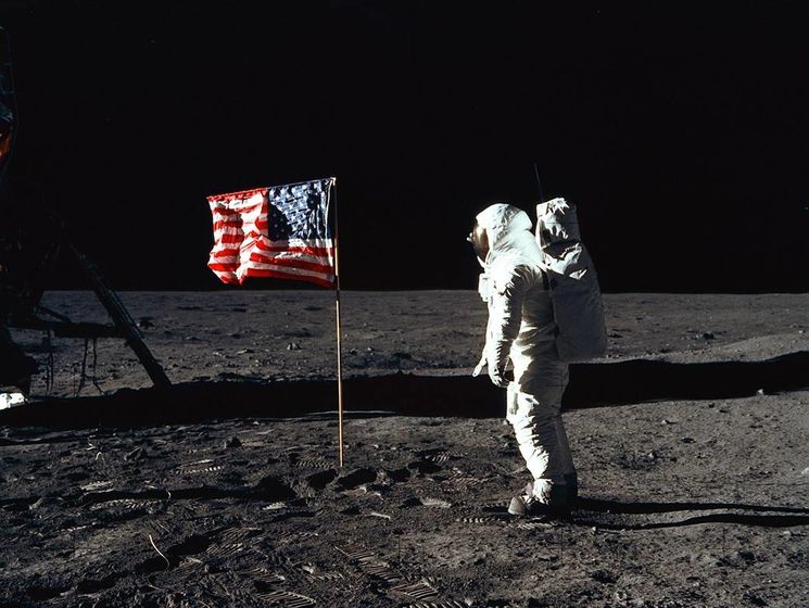 В США по ошибке продали на аукционе cумку с первого полета на Луну