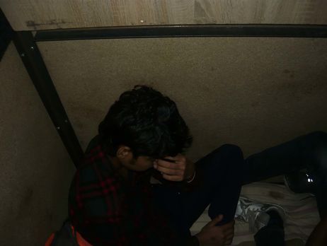 Госпогранслужба: Трое индусов пытались через Украину попасть в ЕС в деревянном ящике 