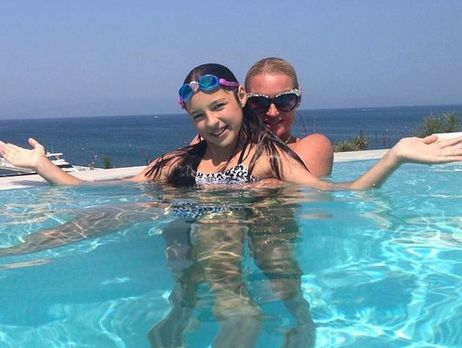 Дочь Волочковой сделала селфи на вершине скалы в Греции