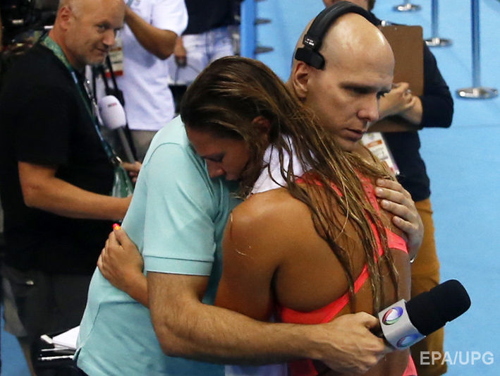 Американские пловчихи не поздравили россиянку Ефимову с серебром на Олимпиаде