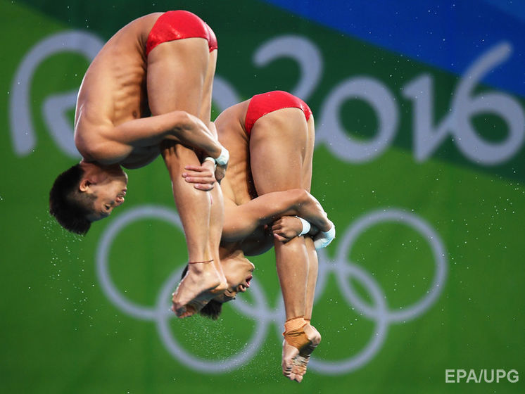 Китайские спортсмены завоевали золото в синхронных прыжках в воду