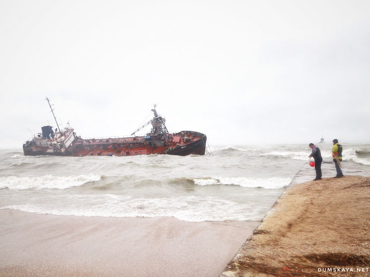 Под Одессой из-за непогоды танкер сорвался с якоря, экипаж отказывается эвакуироваться