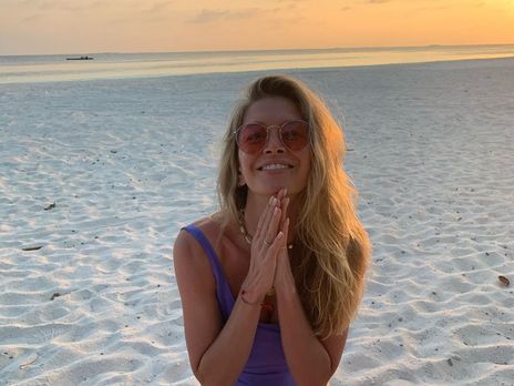 Брежнева поделилась архивными пляжными снимками и презентовала трек 