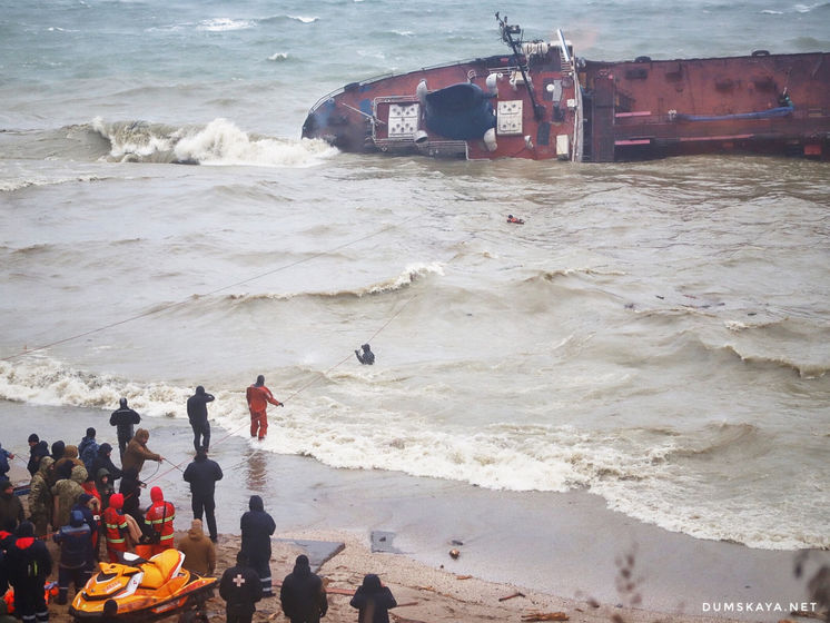 ﻿Екіпаж танкера, який сів на мілину біля берегів Одеси, евакуювали