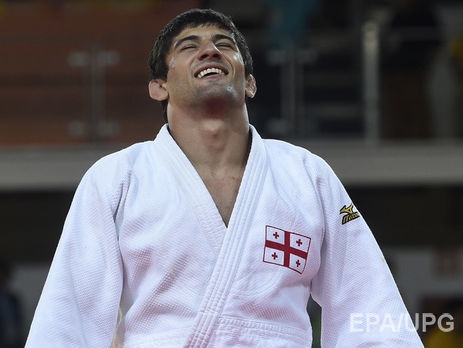 Грузинский дзюдоист необычным жестом отпраздновал победу над россиянином в годовщину агрессии РФ в 2008 году. Видео