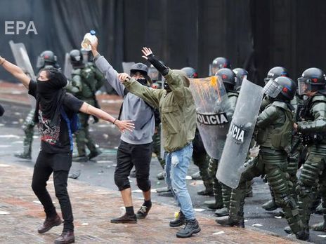 ﻿У Колумбії поліція застосувала сльозогінний газ проти учасників антиурядової демонстрації