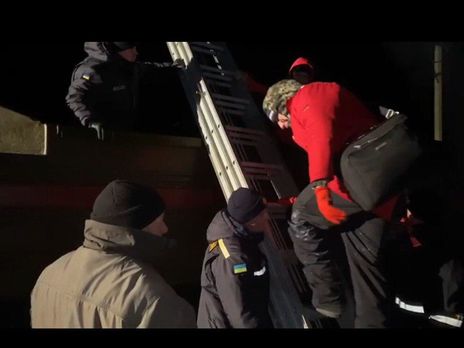 11 человек эвакуировали с острова Бирючий из-за шторма в Азовском море