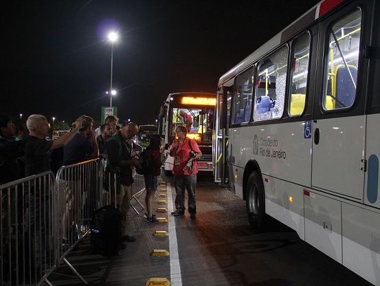 На Олимпиаде неизвестные напали на автобус с журналистами