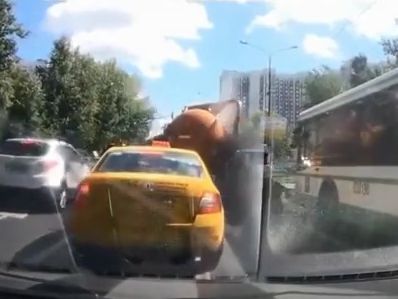 В Москве лопнула автоцистерна с фекалиями, залив нечистотами авто и дорогу. Видео
