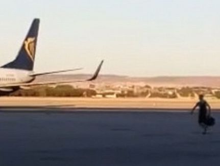 Опоздавший на самолет пассажир догнал его на взлетной полосе. Видео
