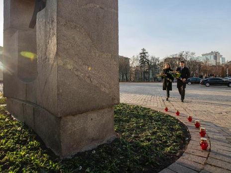 ﻿У Києві тривають жалобні заходи до Дня пам'яті жертв Голодомору. Трансляція