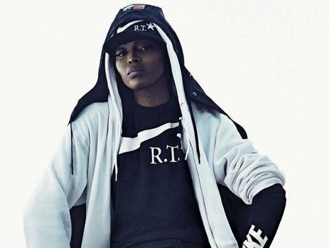 Кэмпбелл снялась в фотосете в спортивном стиле. Фоторепортаж