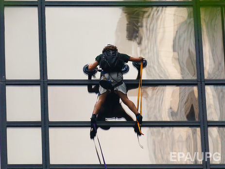 В США арестовали мужчину, пытавшегося при помощи присосок взобраться на небоскреб Trump Tower