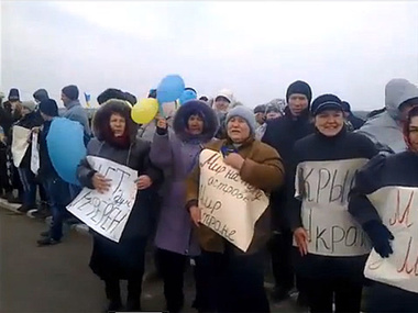 Кабмин хочет эвакуировать из Крыма мирных граждан и оставить военных