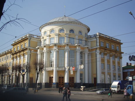 Полиция: В Виннице бомж разбил окна в обладминистрации в знак протеста против своего статуса