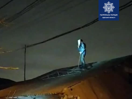 ﻿В Одесі поліцейський упав із даху під час спроби затримати психічно хворого чоловіка