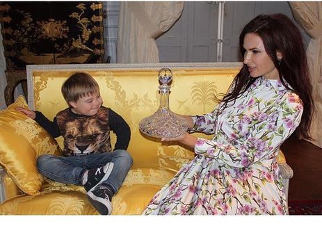 Бледанс вернулась к сыну и мужу после отдыха