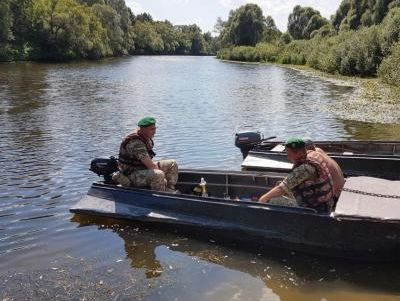 Украинские пограничники задержали на Десне лодку с тремя россиянами