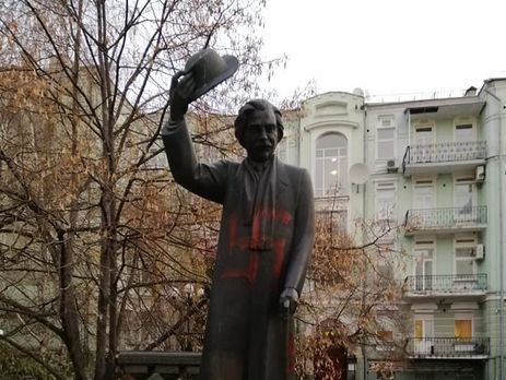 ﻿У Києві вандали розмалювали свастикою пам'ятник Шолом-Алейхему