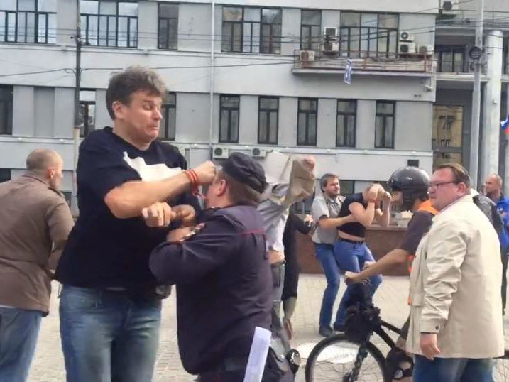 В Москве радикалы напали на антивоенный пикет