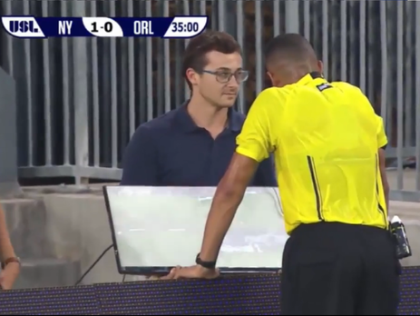 В США футбольный судья впервые в истории воспользовался видеоповтором