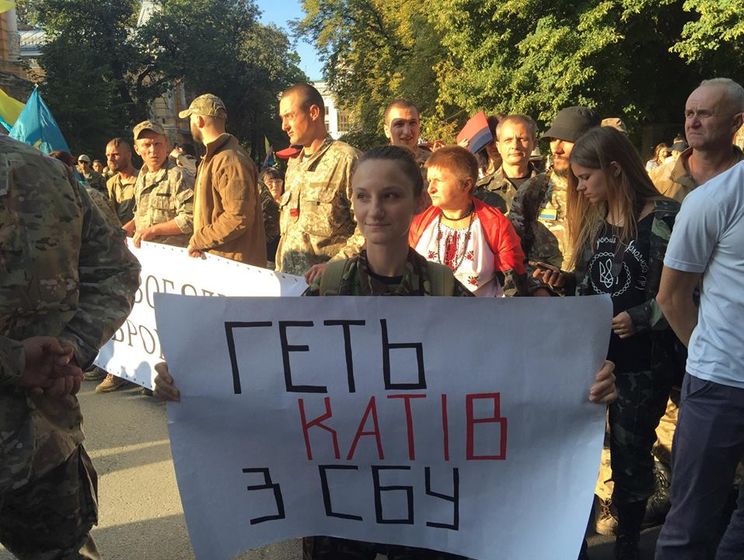 Бойцы батальона ОУН в воскресенье провели марш в столице и снесли забор и дом под Киевом