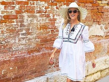 Уизерспун в вышиванке отдохнула с подругами