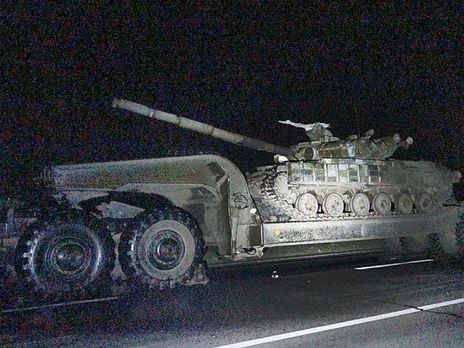 Под Мариуполем автомобиль врезался в тягач с военной техникой, погибли женщина и ребенок