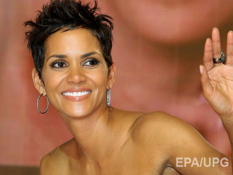 50-летняя Холли Берри снялась обнаженной в полупрозрачном пеньюаре