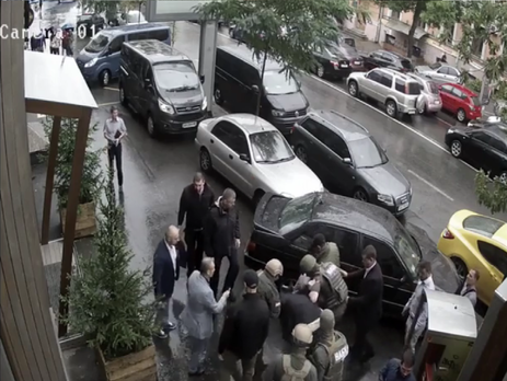 В сети появились кадры потасовки спецназа НАБУ и сотрудников ГПУ. Видео