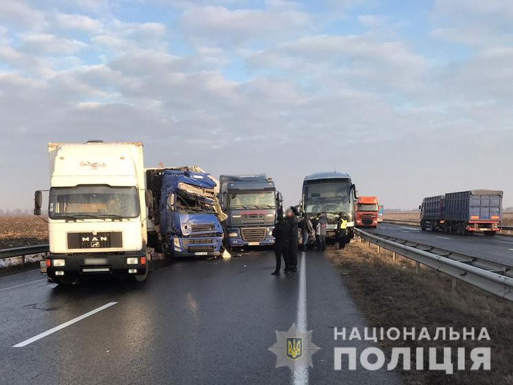 На трассе Киев – Одесса произошла авария с 10 автомобилями и автобусом