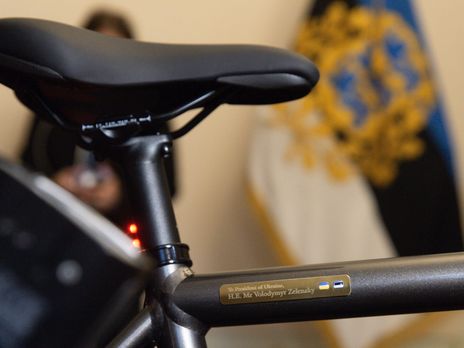 ﻿Президентка Естонії Кальюлайд подарувала Зеленському електровелосипед