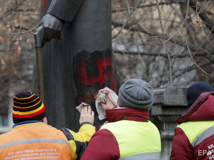Памятник Шолом-Алейхему в Киеве очистили от нацистских знаков, которые оставили на нем вандалы