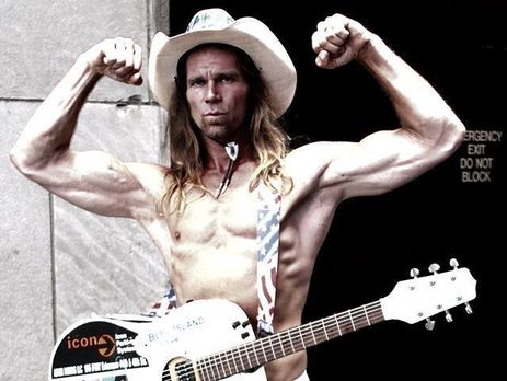 Голый Ковбой: уличный артист с Таймс-сквер стал знаменитостью